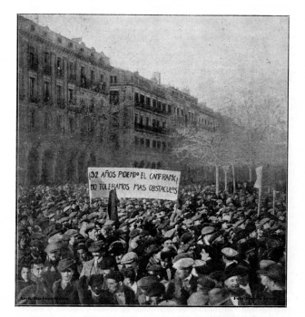 PRIMERA MANIFESTACIÓN EN ZARAGOZA POR LA REANUDACIÓN DE LAS OBRAS DEL FERROCARRIL DE CANFRANC. FOTO GRASSA, 1914